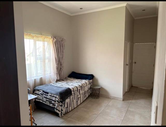 4 BEDROOM TOWNHOUSE FOR SALE IN THATCHFIELD